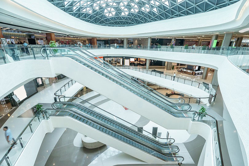 Shopping centre with no people, affecting commercial lease tenants