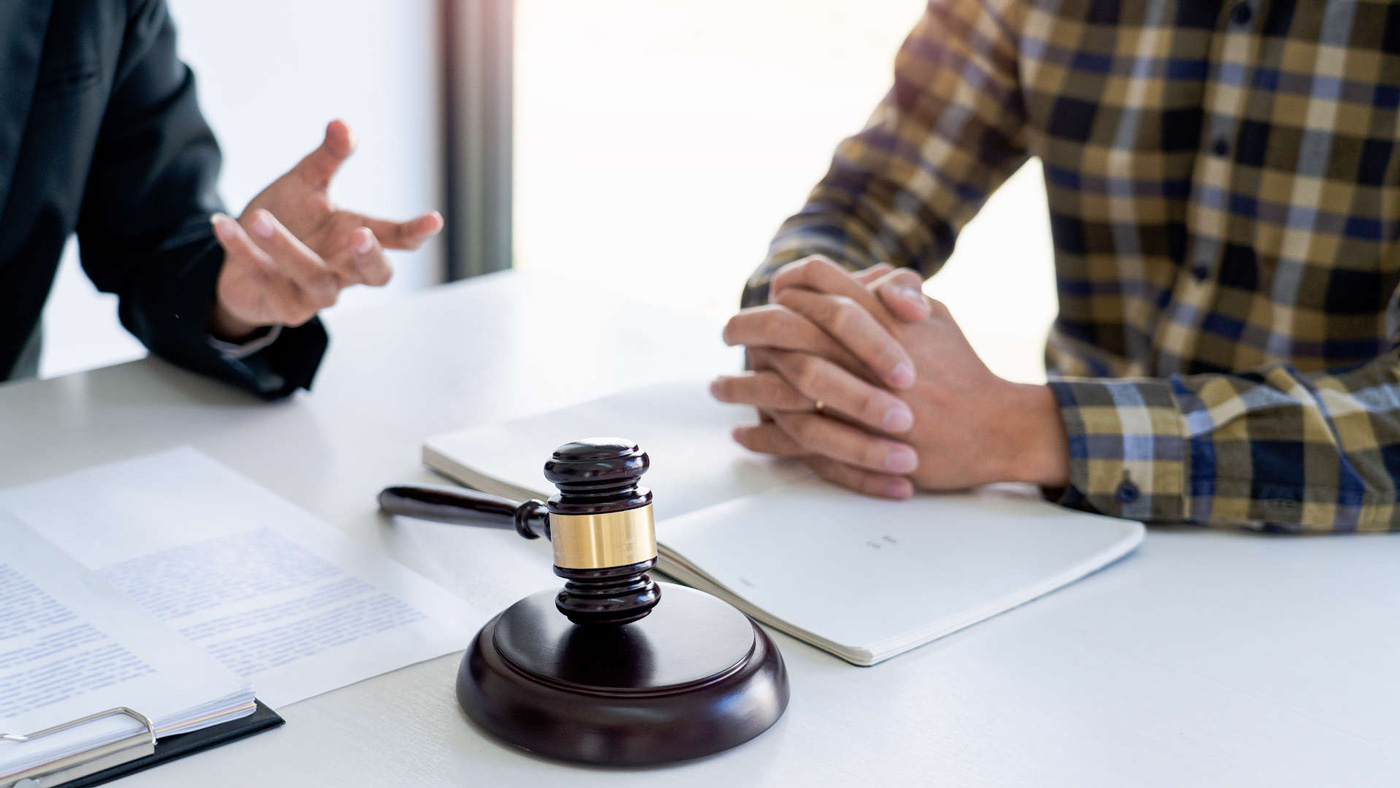 What is a Commercial Litigation Lawyer & What do They Do?